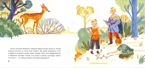 Il cerbiatto corre lungo il mare